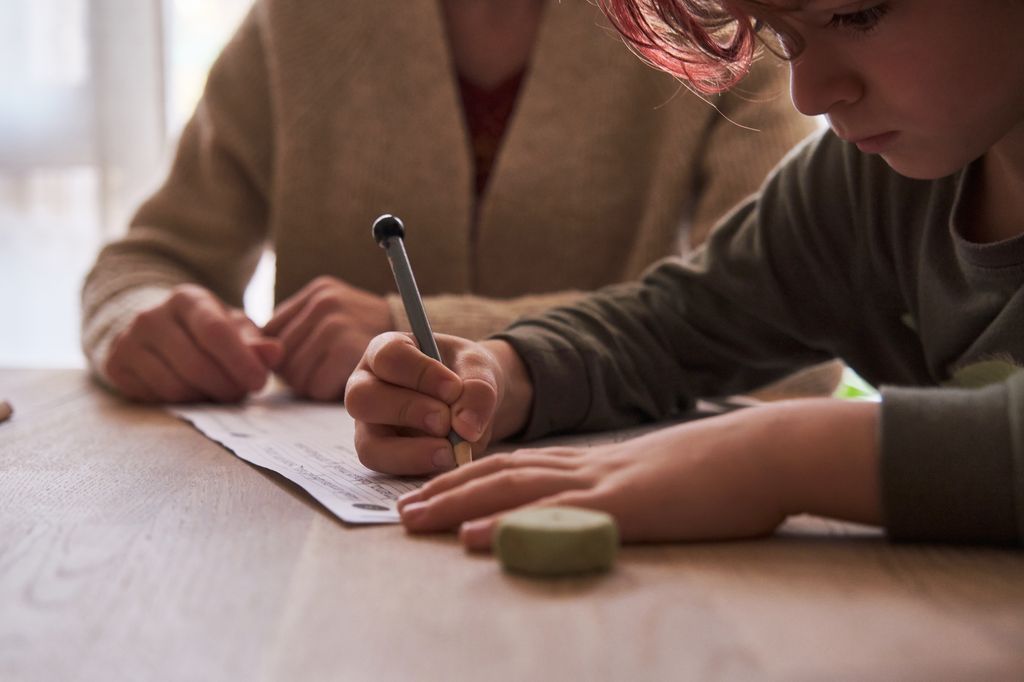 Niño haciendo un test con una profesional