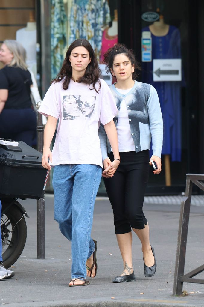 Rosalía y Loli Bahia fueron fotografiadas paseando juntas en París en una segunda ocasión el fin de semana.