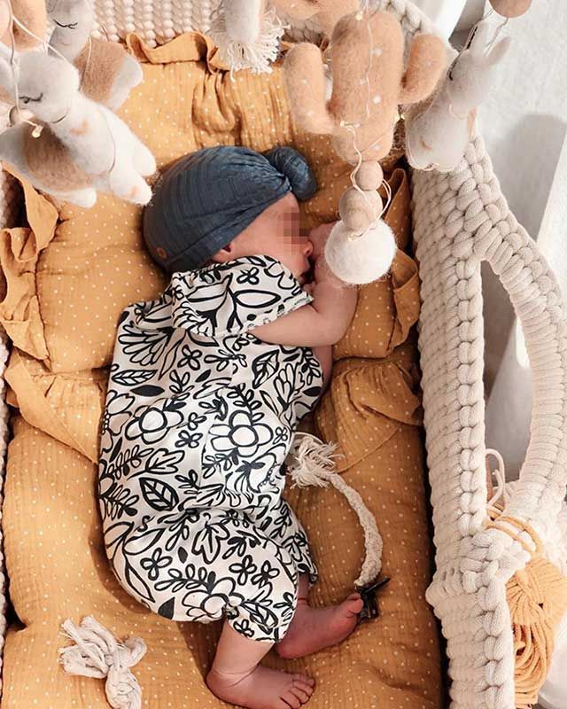 Un 'bollito' y una jirafa, la felicidad de Elena Tablada con los pequeños de la casa