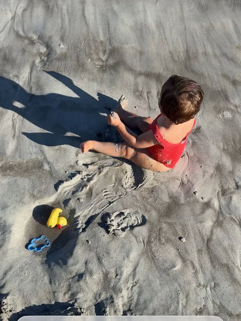 Alma, hija de Anabel y David, en una playa de Canarias