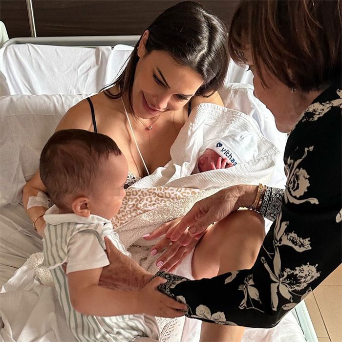 Carla Barber con sus hijos y su madre en el hospital