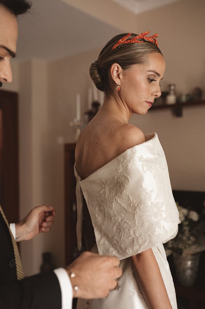 Novia con tiara de corales