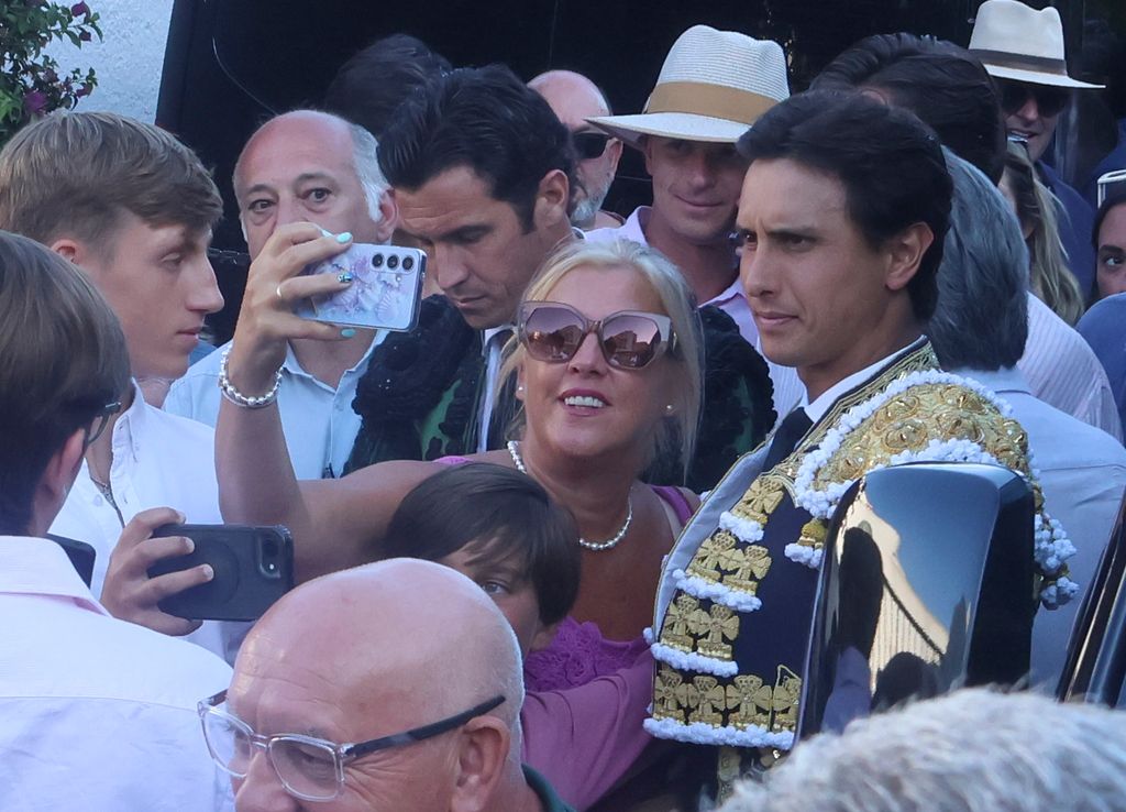Andrés Roca Rey atendiendo a sus fans en Estepona, el 12 de julio de 2026