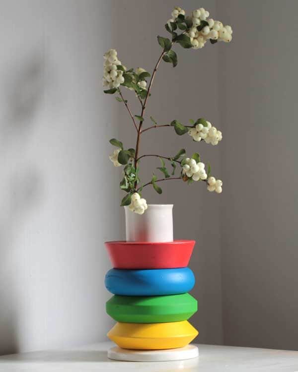 Realizado artesanlamente con piezas torneadas de madera pintada, el jarrón Bebé, diseñado por Curro Rovira, posee todo el encanto y la ingenuidad de los juegos de niños. Tremendamente inspirador, en diminutocielo.com
