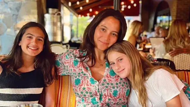 Emma Heming con sus hijas en sus redes sociales