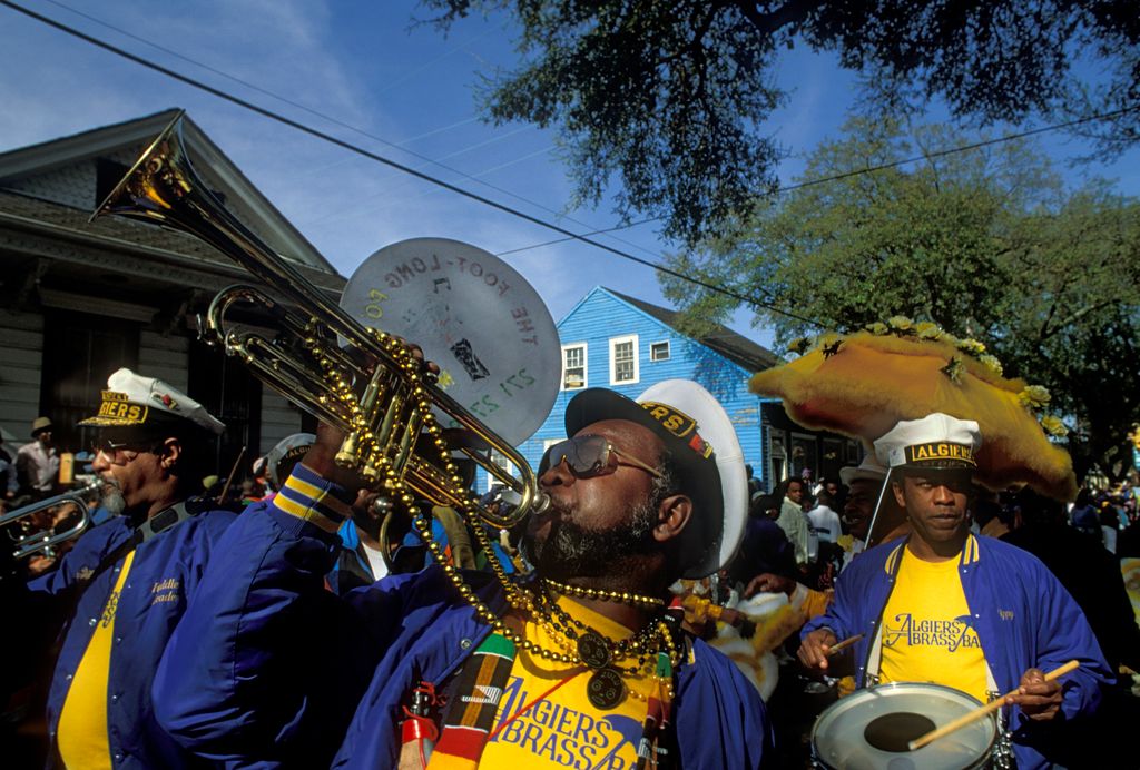 Durante el Mardi Gras, la ciudad se transforma en un escenario vibrante de desfiles organizados por las tradicionales krewes