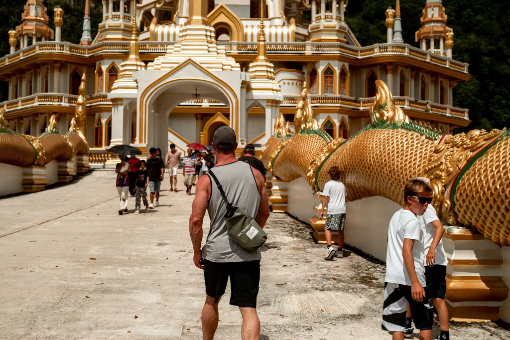Chris Hemsworth con sus hijos mellizos en Tailandia