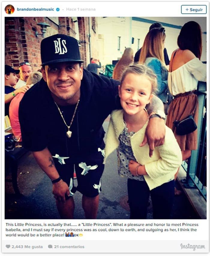 El rappero Brandon Beal compartió en sus redes sociales una foto junto a una fan muy especial, Isabella de Dinamarca © Instagram
