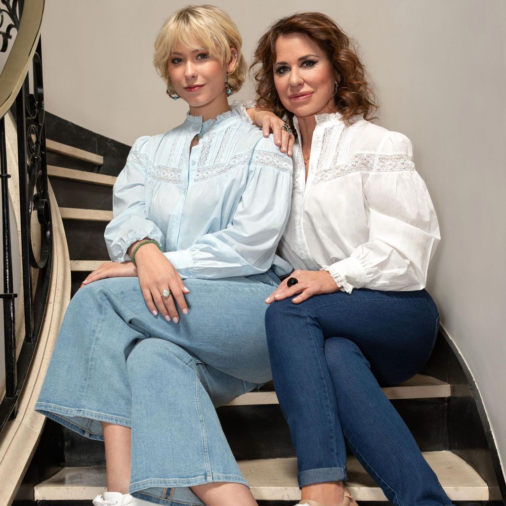 Vicky Larraz y su hija HOLA 4053