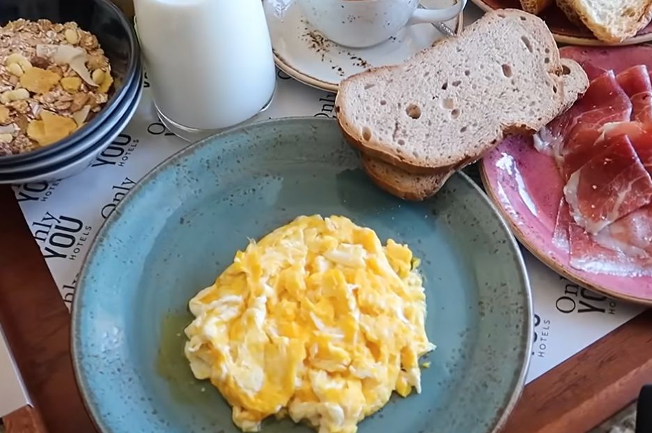 El desayuno de Plex, donde los huevos también son ingrediente protagonista. En su caso, vemos también jamón, avena, leche y café.