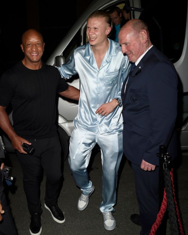 Erling Haaland con un pijama azul