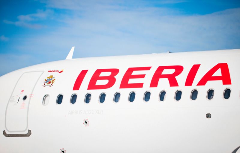 El avión en el que viaja el Papa, un A320, lleva el escudo papal en la parte delantera del fuselaje.