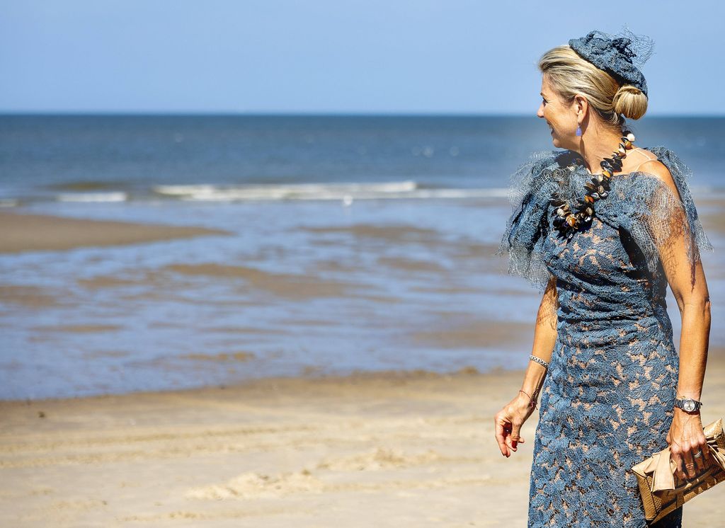La reina Máxima y el rey Guillermo Alejandro de Países Bajos en la playa