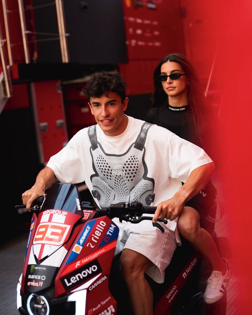 El nueve veces campeón del mundo, llevando a su chica en moto