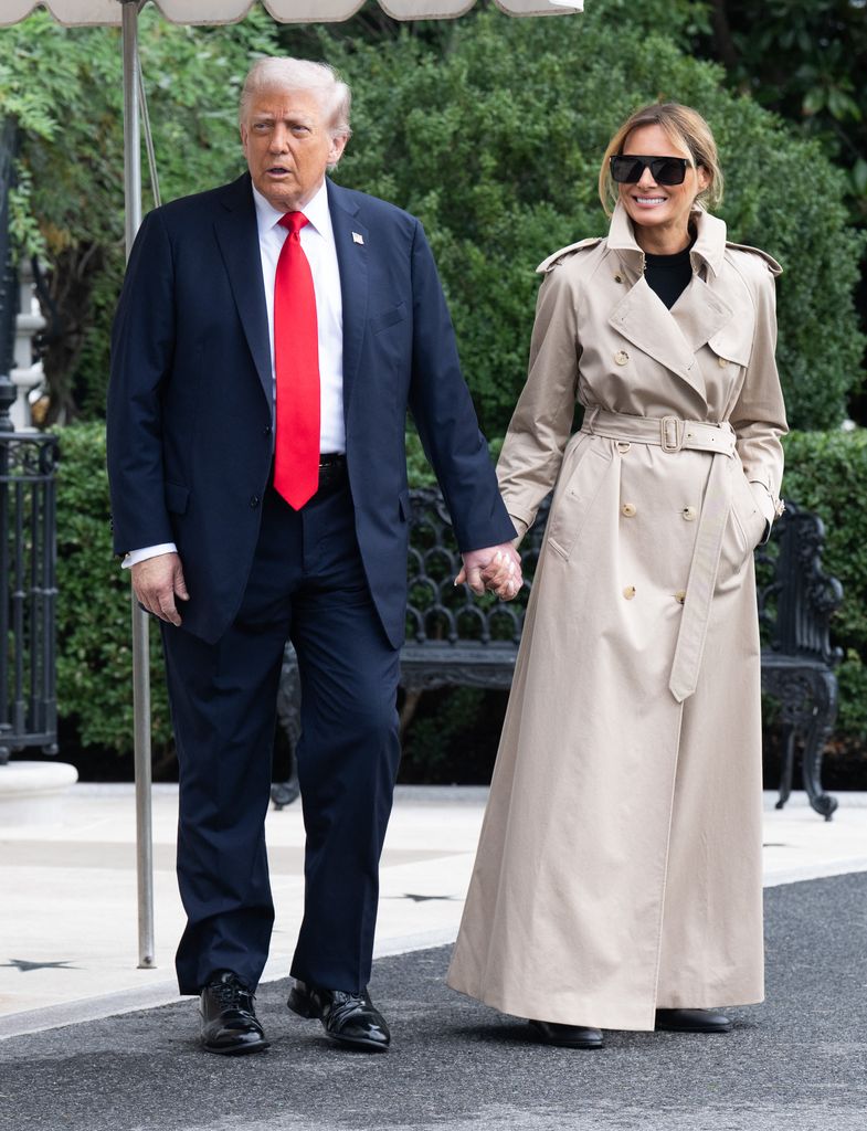 Para el viaje, Melania Trump lució un trench coat de Burberry y botas Dior.         