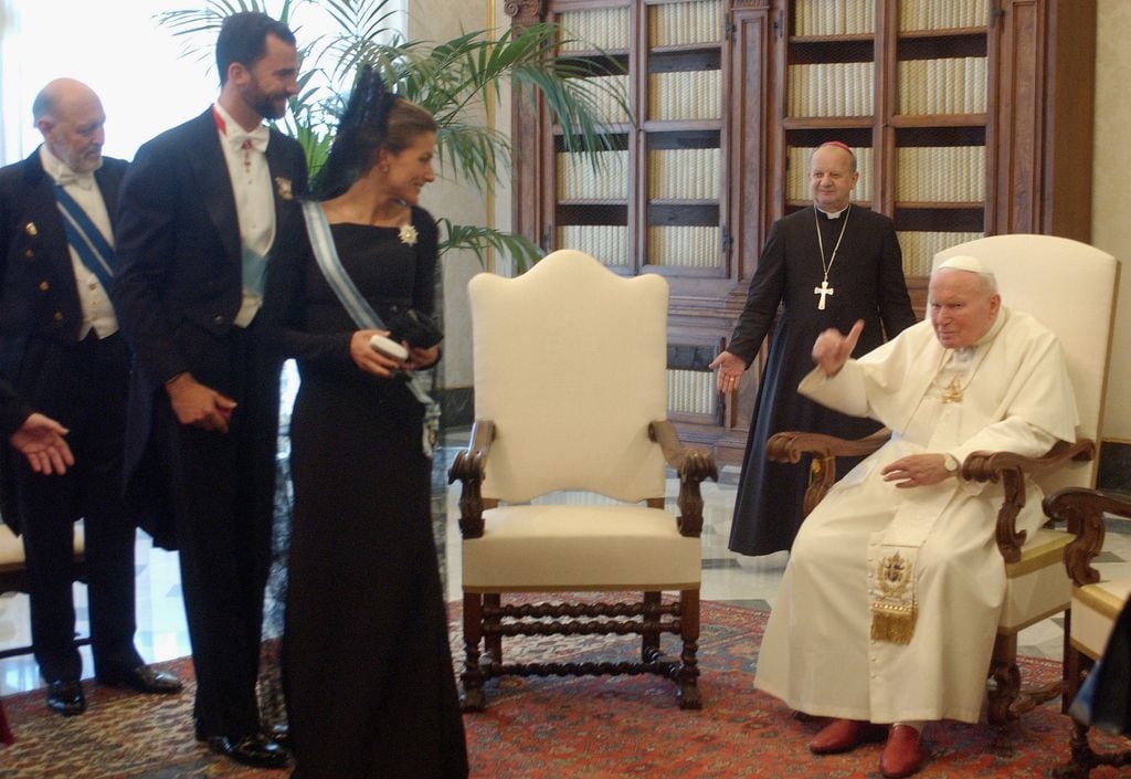 Tras su boda, encuentro de don Felipe y doña Letizia con el Papa Juan Pablo II en el Vaticano. 