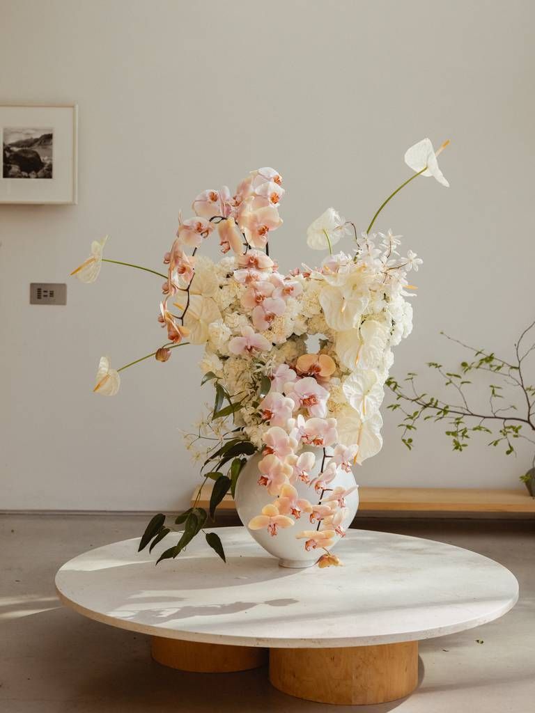 Centro floral con orquídeas