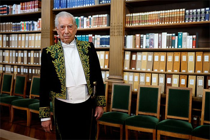 Vargas Llosa posando antes del acto de entrada en la Academia Francesa