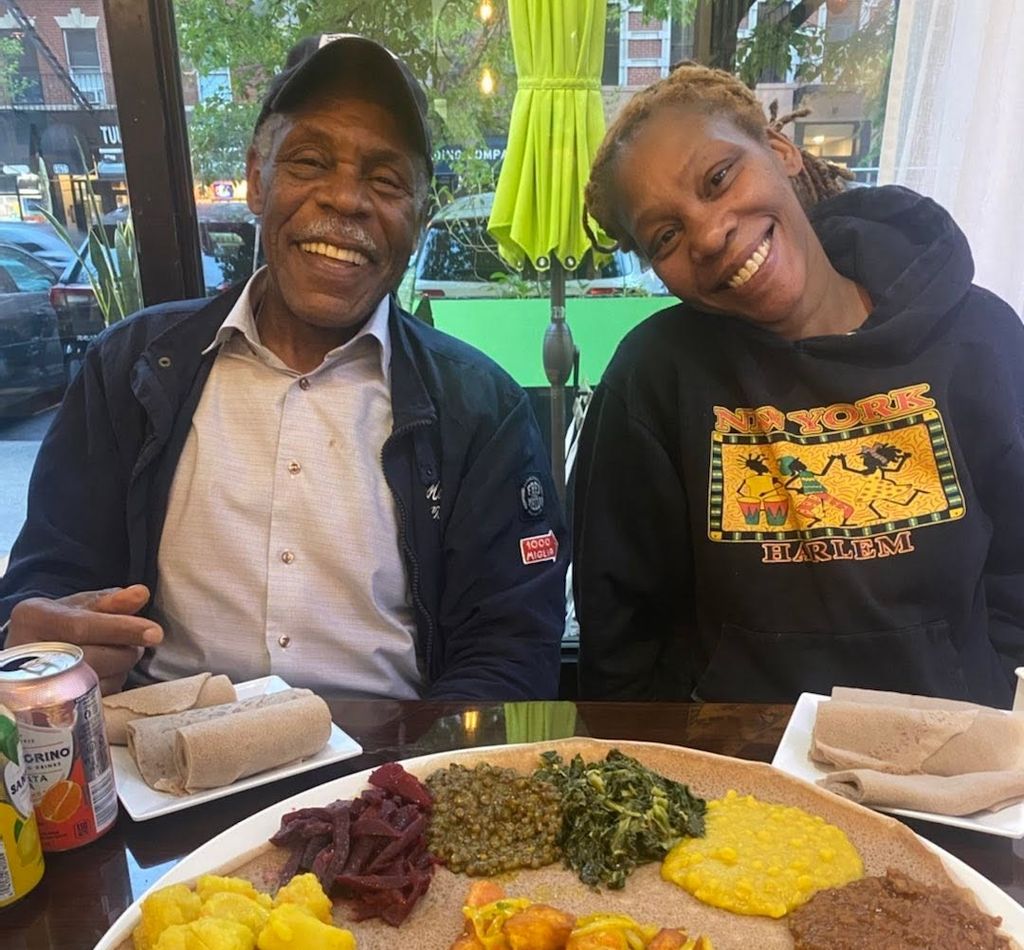 Mandisa se ha convertido en una 'madre' protectora con su padre, Danny Glover.
