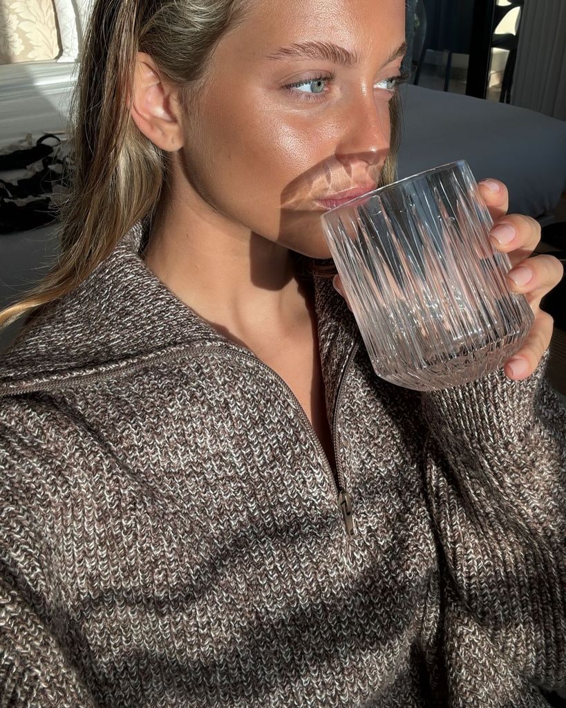 Margarida Coceiro tomando un vaso de agua