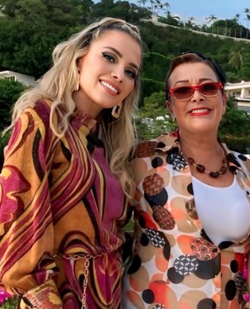 Michelle Salas con Syvlia Pasquel.