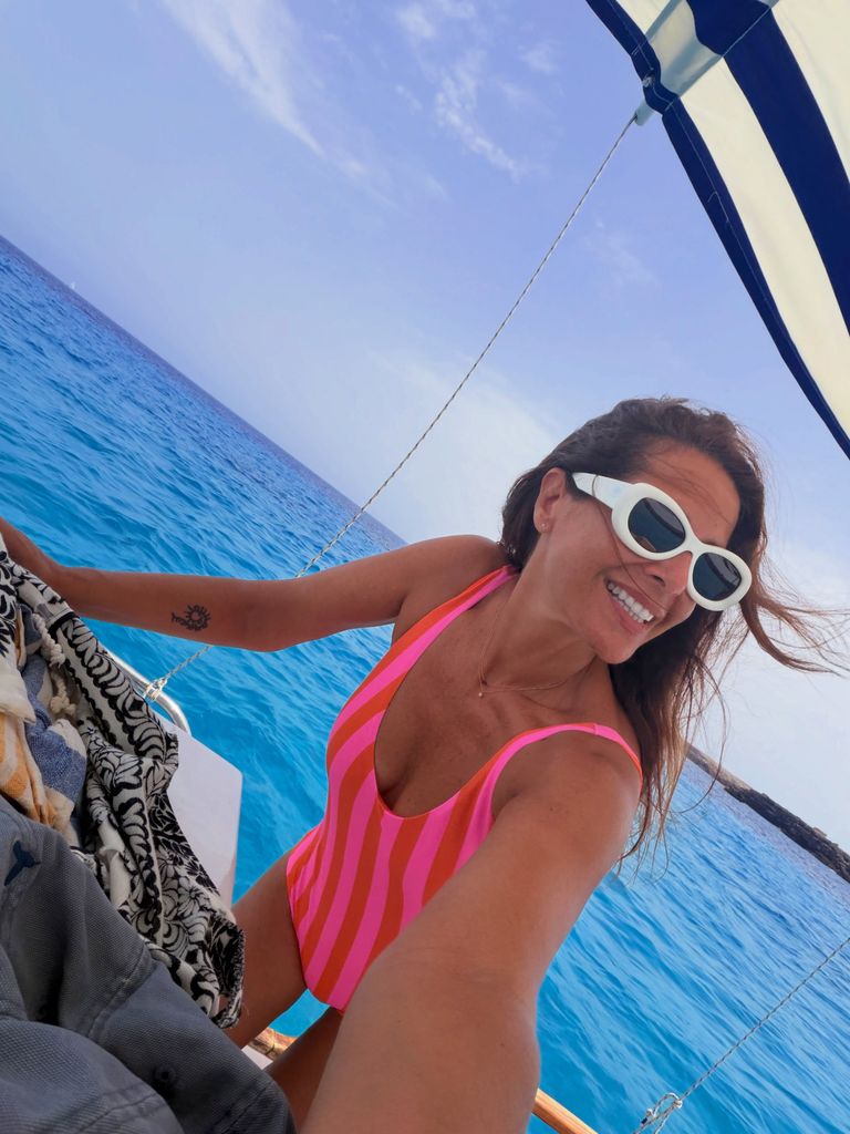 Nuria Roca estrena el bañador de rayas verticales que estiliza la figura a mujeres mayores de 40