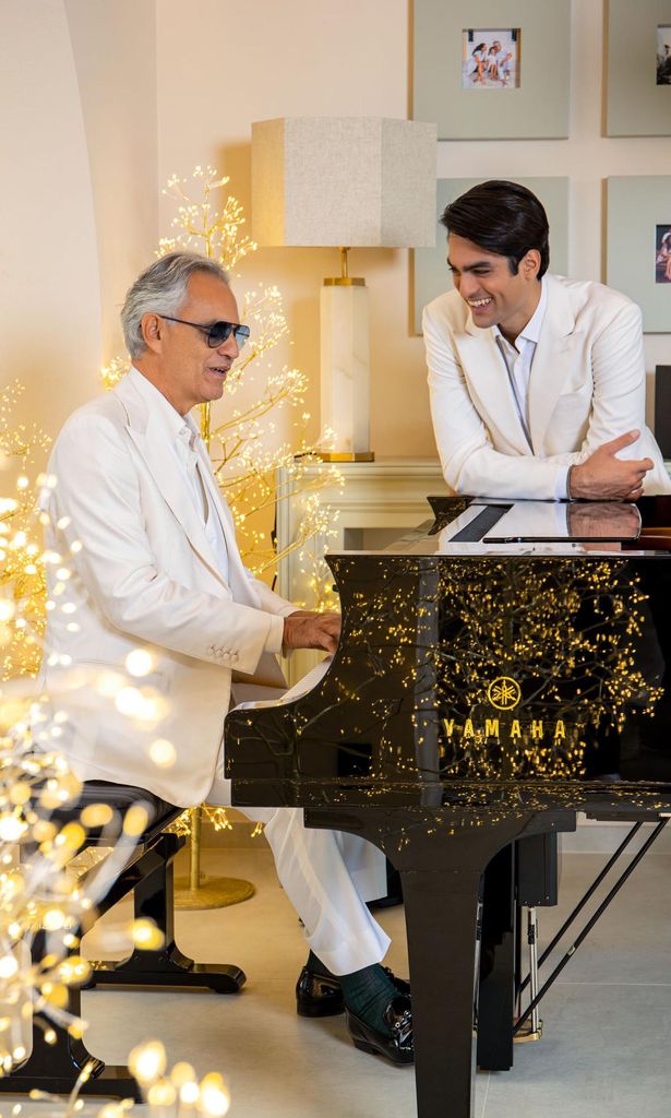 El tenor, al piano HOLA4090