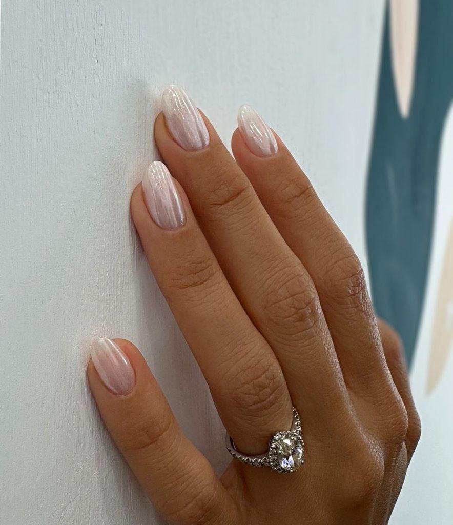 Manicura efecto perlado de Siberia Salón