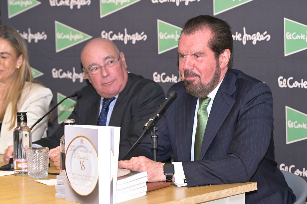 Jesús Ortiz, padre de la reina Letizia, presenta el libro 'Las comidas de Villasinda' con su propia receta de la fabada asturiana