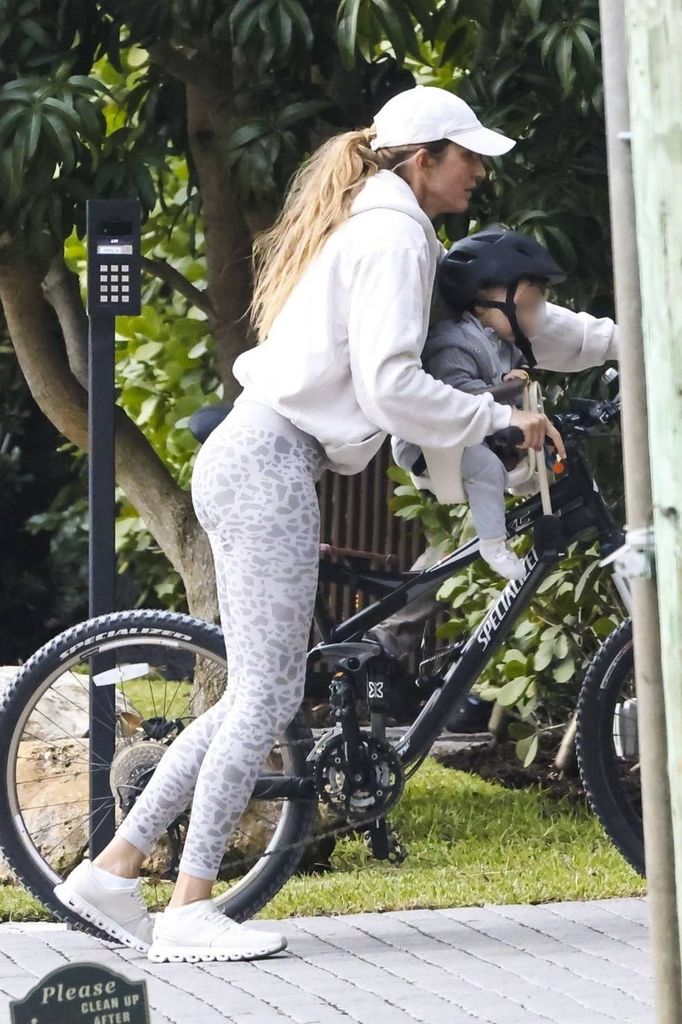 Gisele y su hijo River usaron atuendos a juego en su reciente salida.