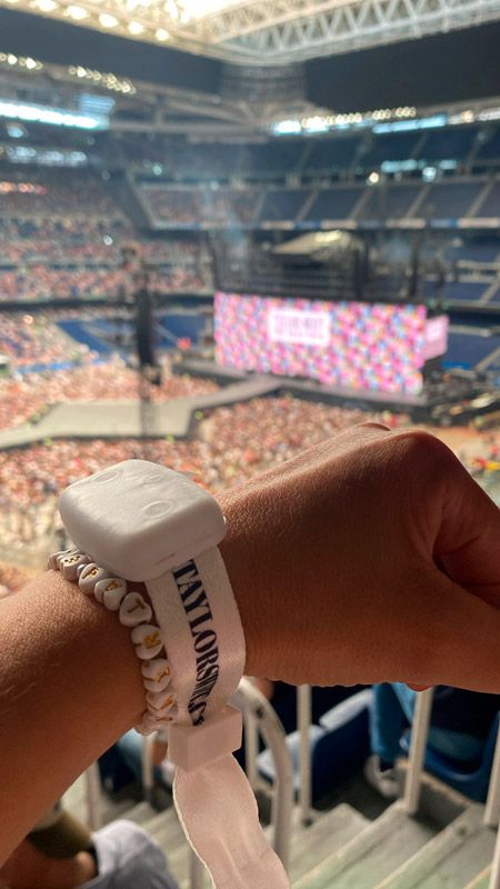 Los asistentes intercambiaron pulseras de la amistad de Taylor Swift en el estadio