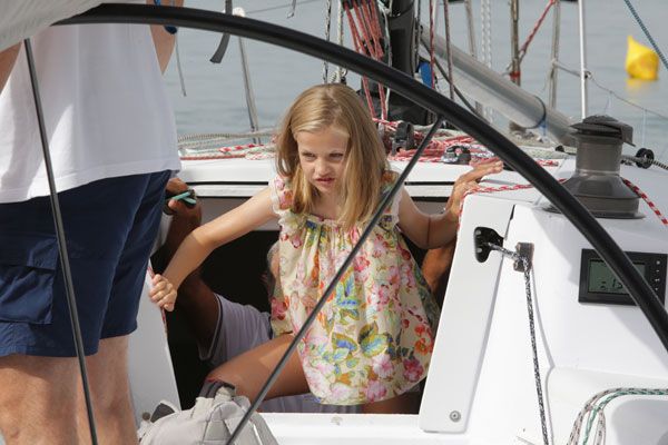 Leonor y Sofía, curiosas por conocer a fondo el barco en el que compite su padre, no dudaron en acceder al interior de la embarcación para conocerla por dentro
