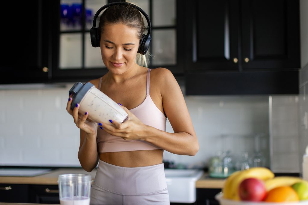 Adolescente con batido de proteína