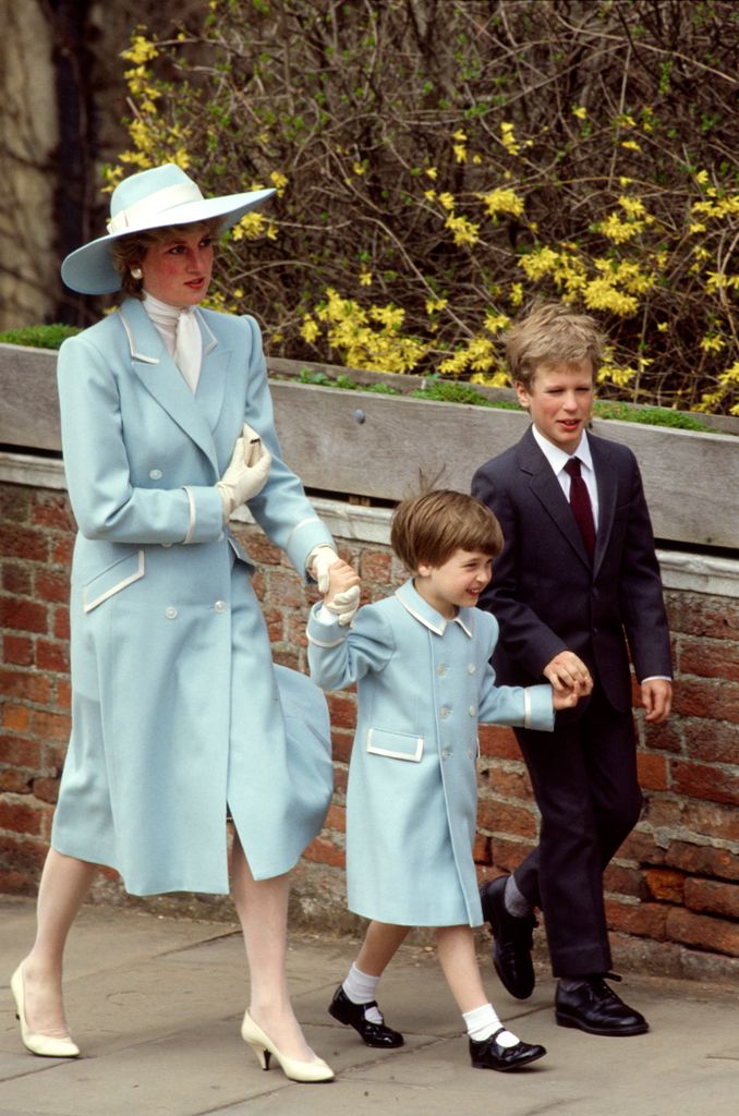 Diana, princesa de Gales, con abrigo azul de Catherine Walker, 1987.