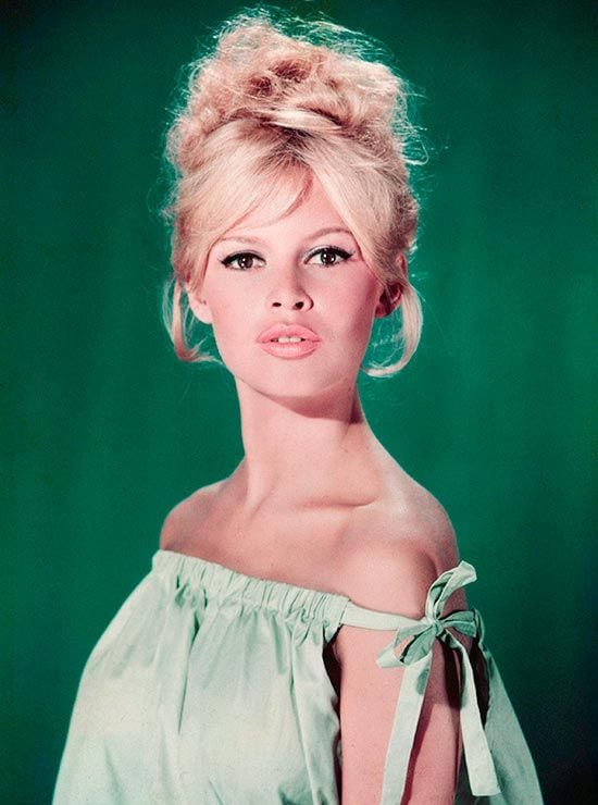 Brigitte Bardot fue una de las abanderadas de este icónico escote que además recibe su nombre.
