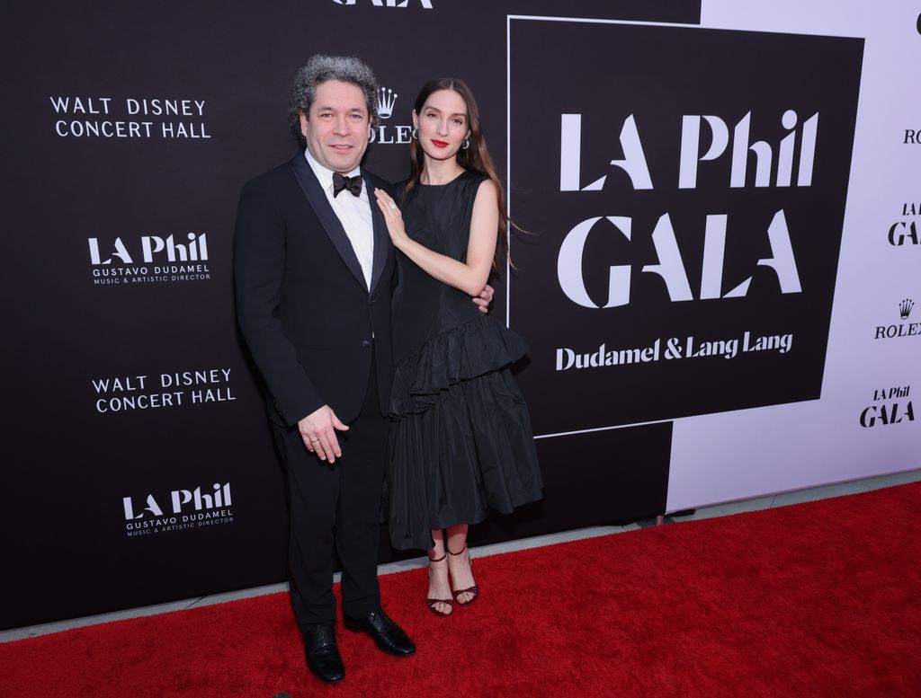 Plano entero de María Valverde y Gustavo Dudamel en Los Angeles Philharmonic Gala 2024