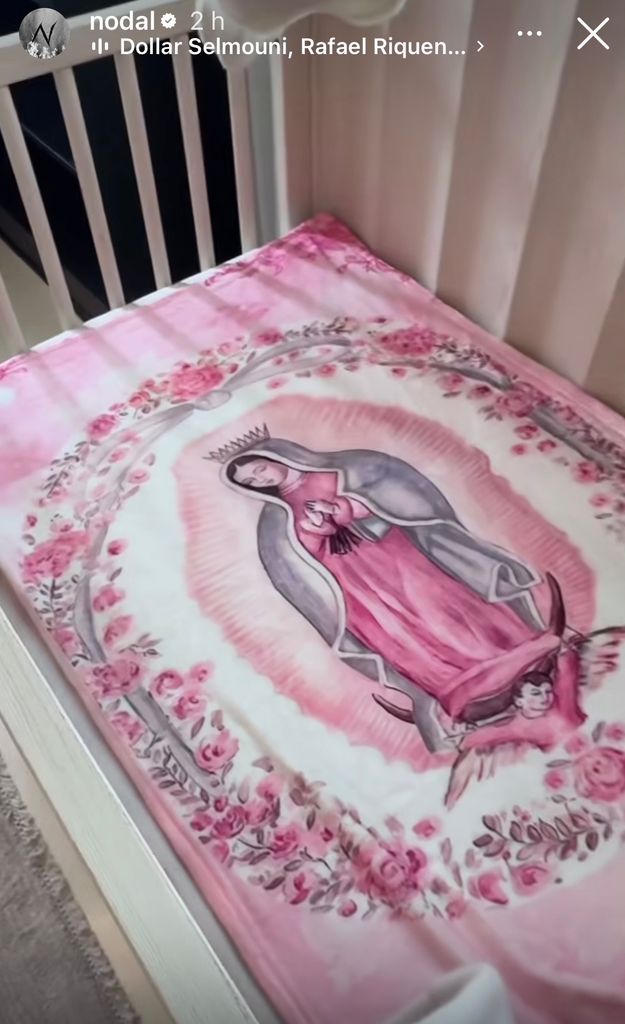 Sobre la cuna, había una manta estampada de la Virgen de Guadalupe.