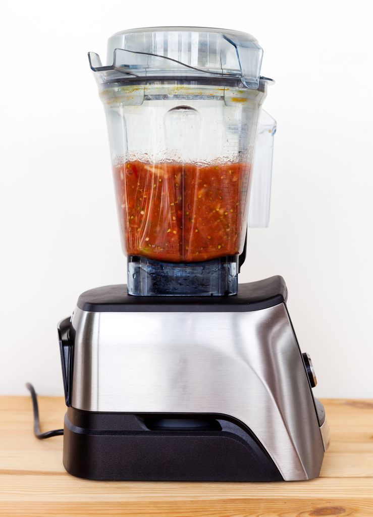 Después de triturar, conviene licuar el gazpacho para que no queden pipias o pieles de las verduras y frutas. 