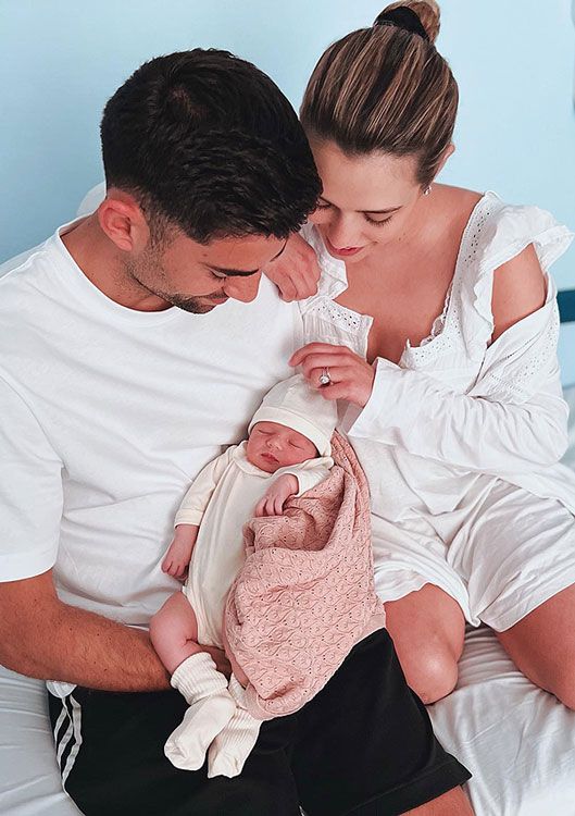 Imagen de Enzo Zidane y Karen Gonçalves con su hija Sia 