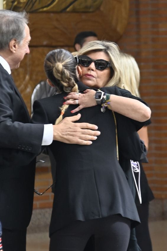 Alejandra Rubio abrazando a su madre Terelu Campos