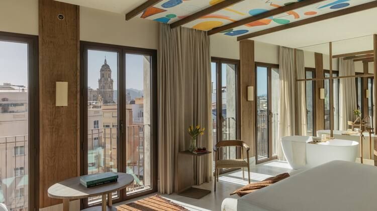 Suite del nuevo ME Málaga by Meliá, con el diseño de Rafa García en el techo