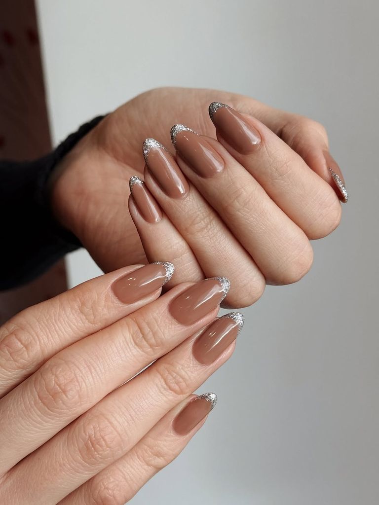 Puedes darle el giro que quieras a tu 'manicure' con los efectos de brillo.