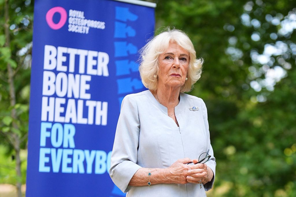 La reina Camilla ha hablado de su madre, quien murió de osteoporosis 
