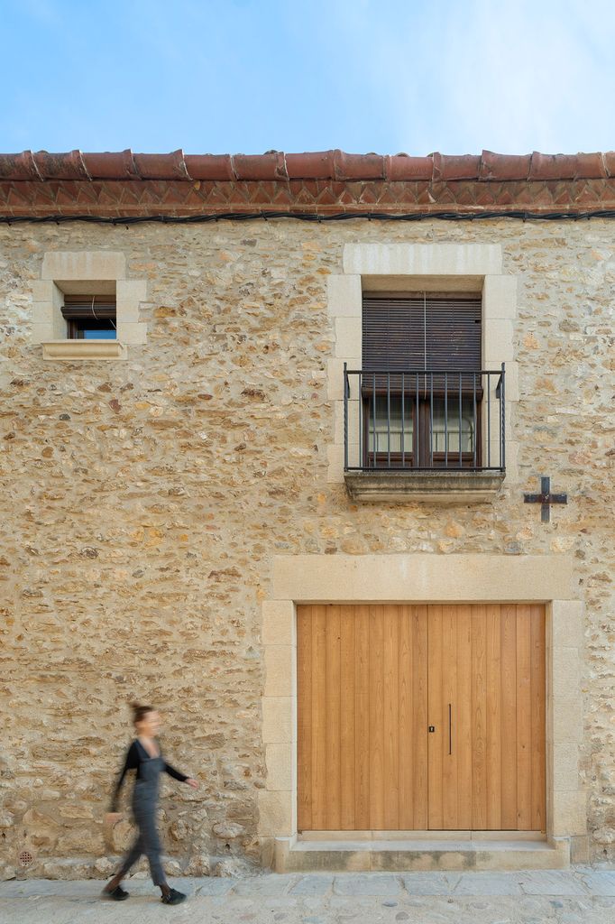 Fachada de la casa vernácula en el Baix Empordà en la que reside la interiorista Susanna Cots, una edificación con más de 300 años de historia y gruesos muros de piedra
