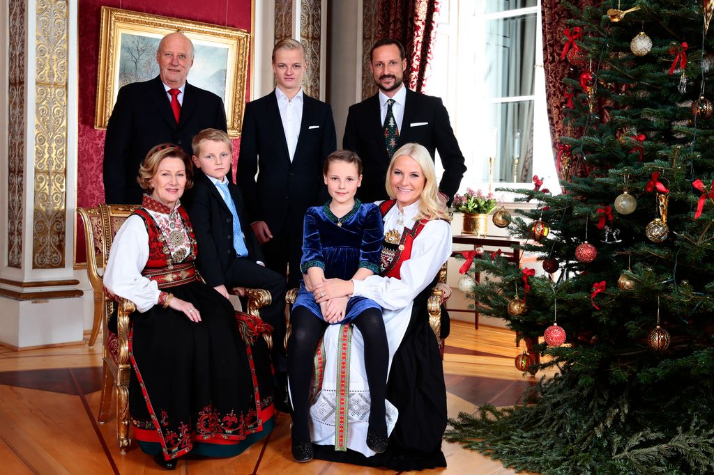 El rey Harald, la reina Sonja, príncipe Sverre Magnus, Marius Borg Hoiby, princesa Ingrid Alexandra, príncipe heredero Haakon y princesa Mette-Marit en su postal navideña de 2013.