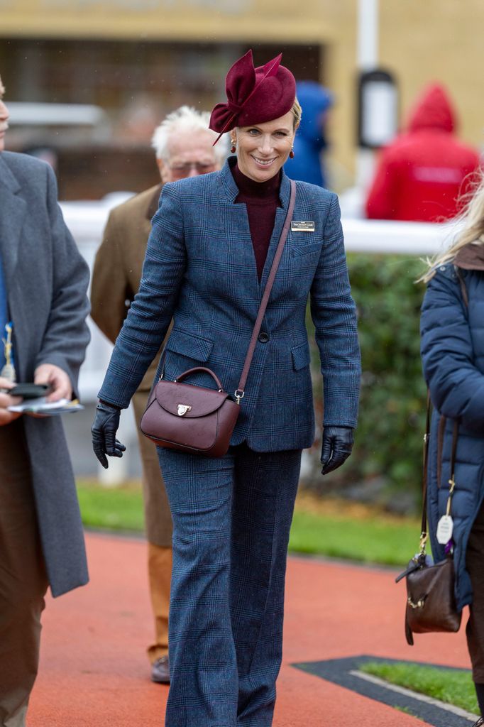 Zara Tindall llegando a Cheltenham con un traje de dos piezas y tocado