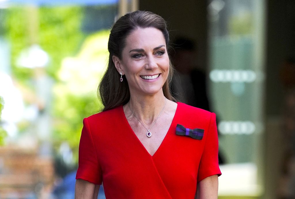 Kate Middleton, princesa de Gales, con vestido rojo en la final femenina de Wimbledon, 2026.