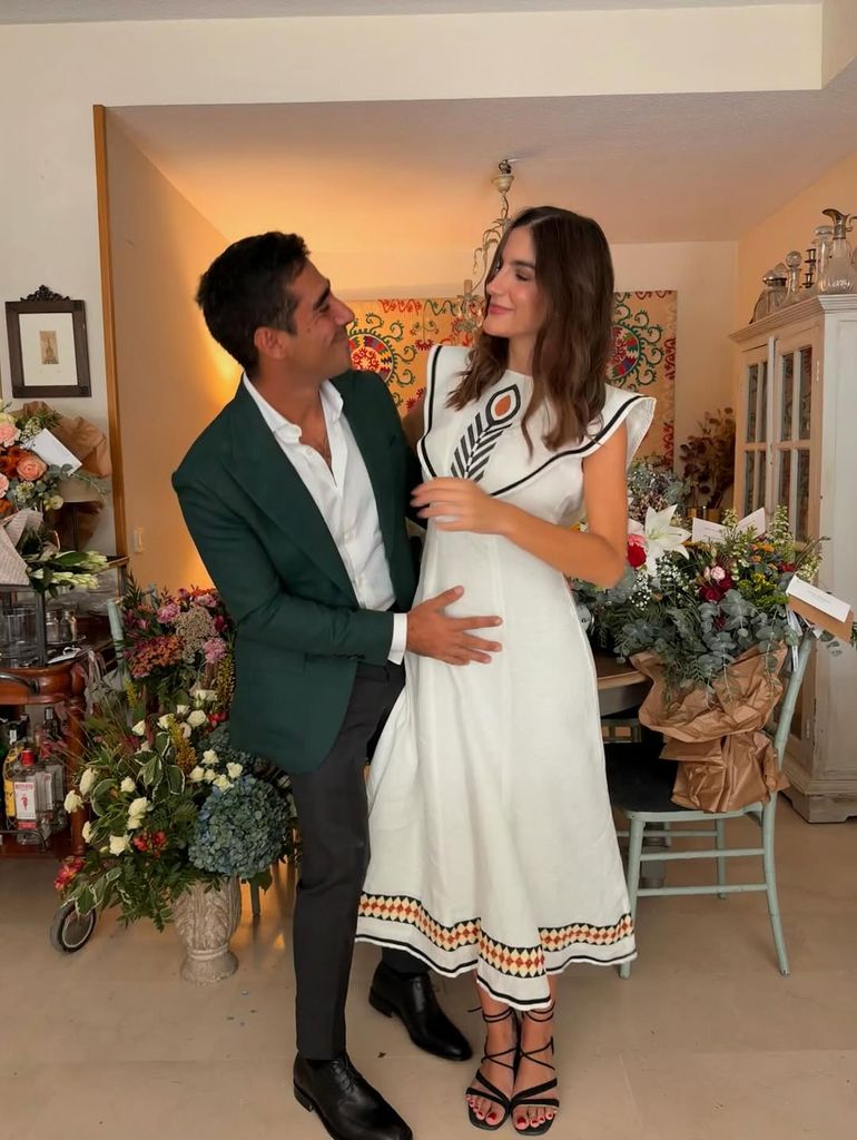 Alberto Herrera y Blanca Llandres celebran su pedida de mano junto a sus seres queridos a menos de un mes de la boda 