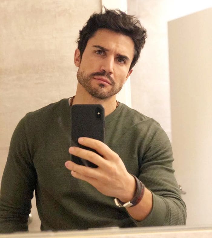 Álex González 'pide perdón' a su novia por su nuevo look
