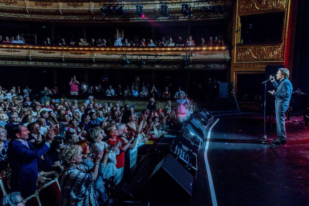 El cantante Raphael durante un concierto en el Teatro de la Zarzuela, a 26 de junio de 2025, en Madrid (España). 